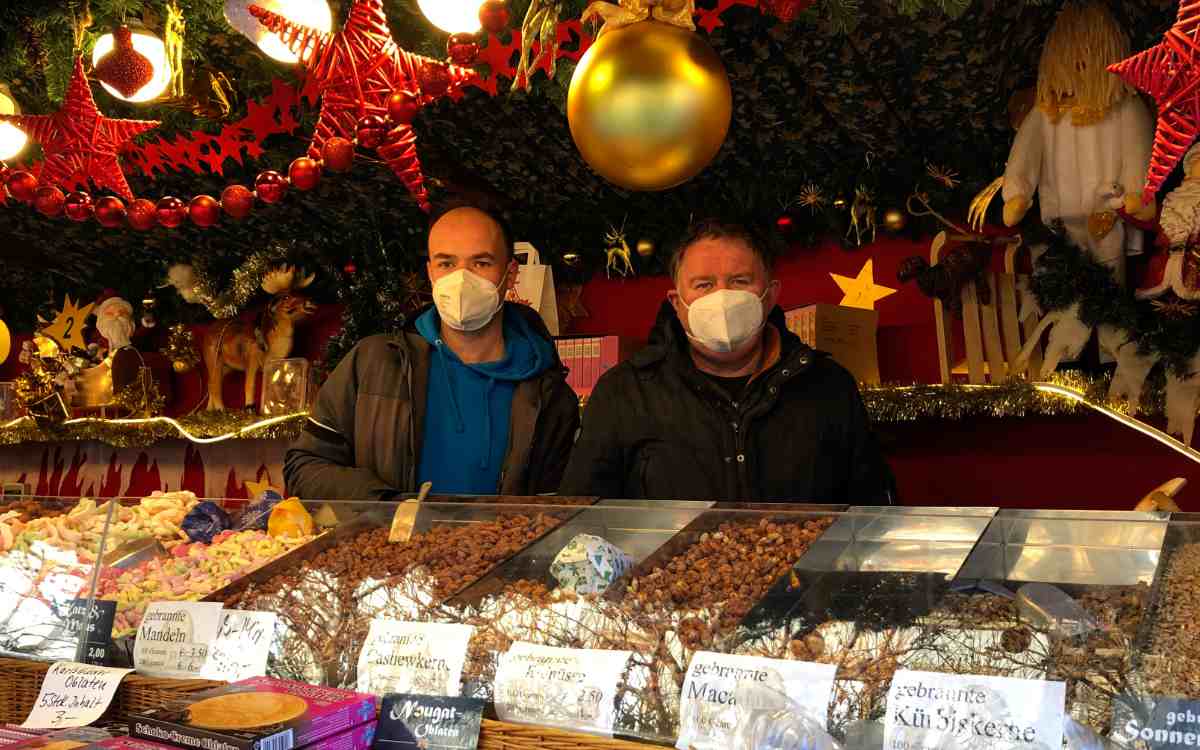 Bayreuther Christkindlesmarkt 2021: Die Süßwarenverkäufer Michael und Edgar Maisel aus Goldkronach sind überwältigt vom Zuspruch der Besucher in Bayreuth. Bild: Jürgen Lenkeit