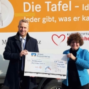 Vorstand Jürgen Dünkel übergibt einen Scheck in Höhe von 10.000 Euro an Ingrid Heinritzi-Martin, 1. Vorsitzende von Die Tafel Bayreuth e.V. Foto: VR Bank Bayreuth-Hof eG