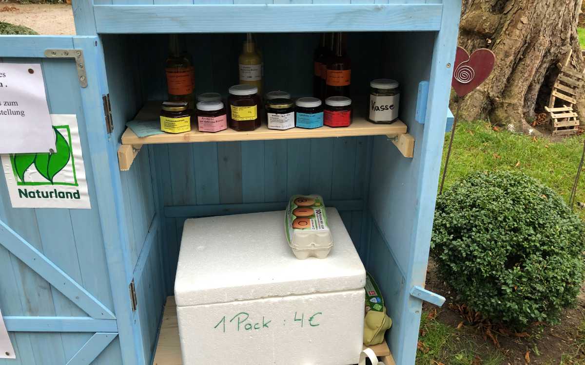 In einem kleinen Häuschen verkauft Ehl frische Bio-Eier, Äpfel und eine kleine Auswahl aus ihrem Laden. Bild: Michael Kind