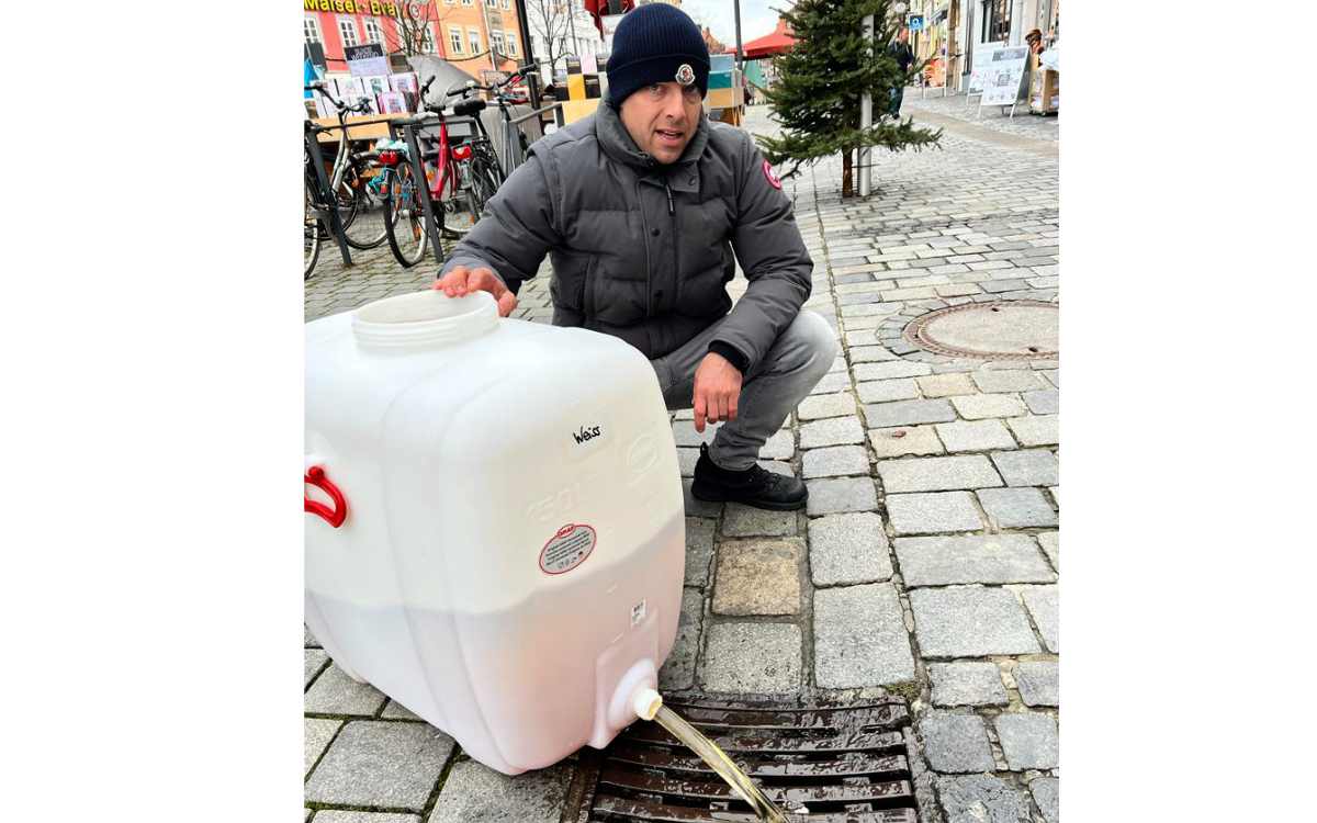 Glühwein in den Gully: Sven Sommerer muss Hunderte Liter Glühwein wegschütten. Bild: privat