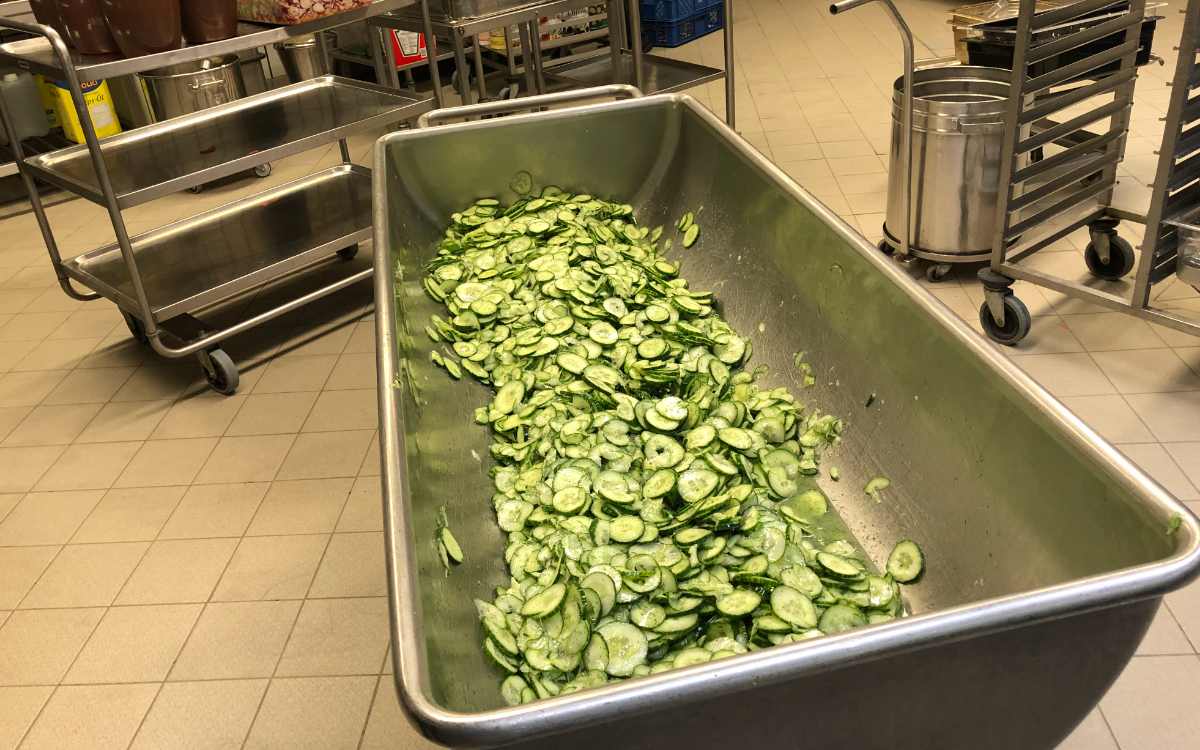 In einem großen Trog wird der Gurkensalat angemacht. Um die Salatbar kümmert sich ein ehemaliger Sternekoch aus dem Pegnitzer Posthotel. Bild: Michael Kind