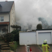 In Neudrossenfeld im Landkreis Kulmbach in Oberfranken ist ein Gartenhaus niedergebrannt. Die Feuerwehr musste mit einem Großaufgebot ausrücken. Bild: Polizei Kulmbach