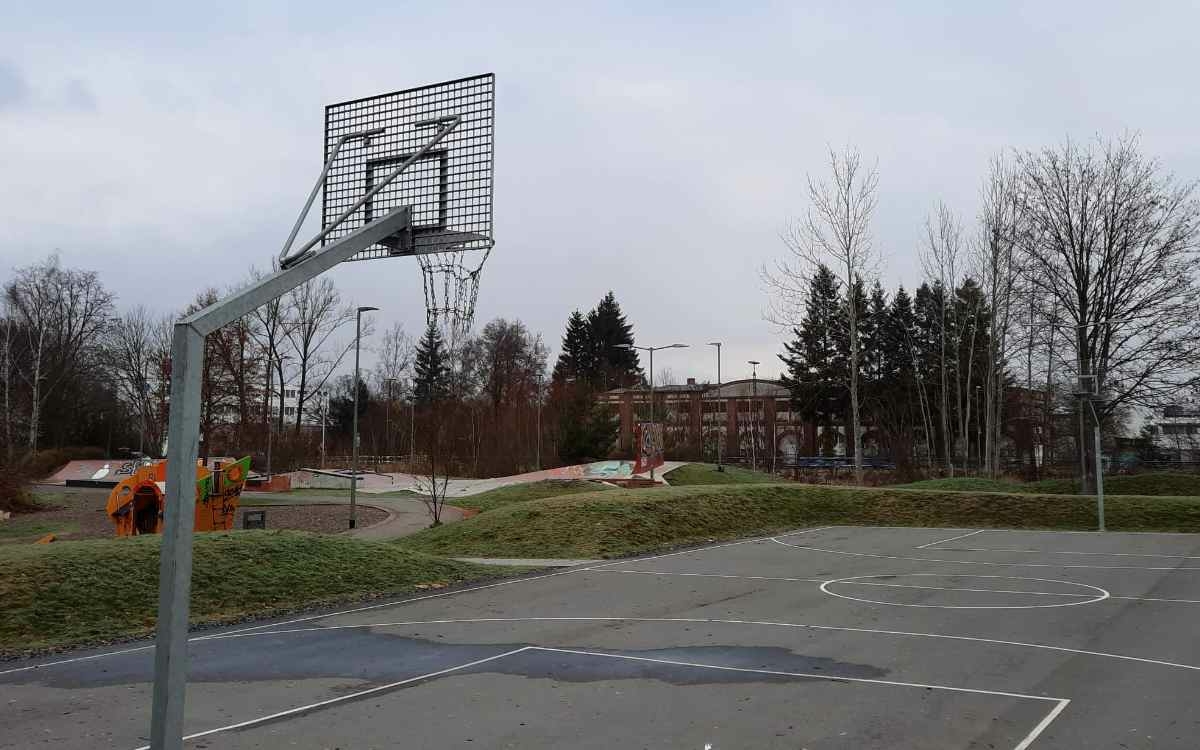 Spielplatz Schanz in Bayreuth/St. Georgen: Das Basketballfeld ist bereits fertig und spricht Jugendliche und junge Erwachsene an. Bild: Jürgen Lenkeit