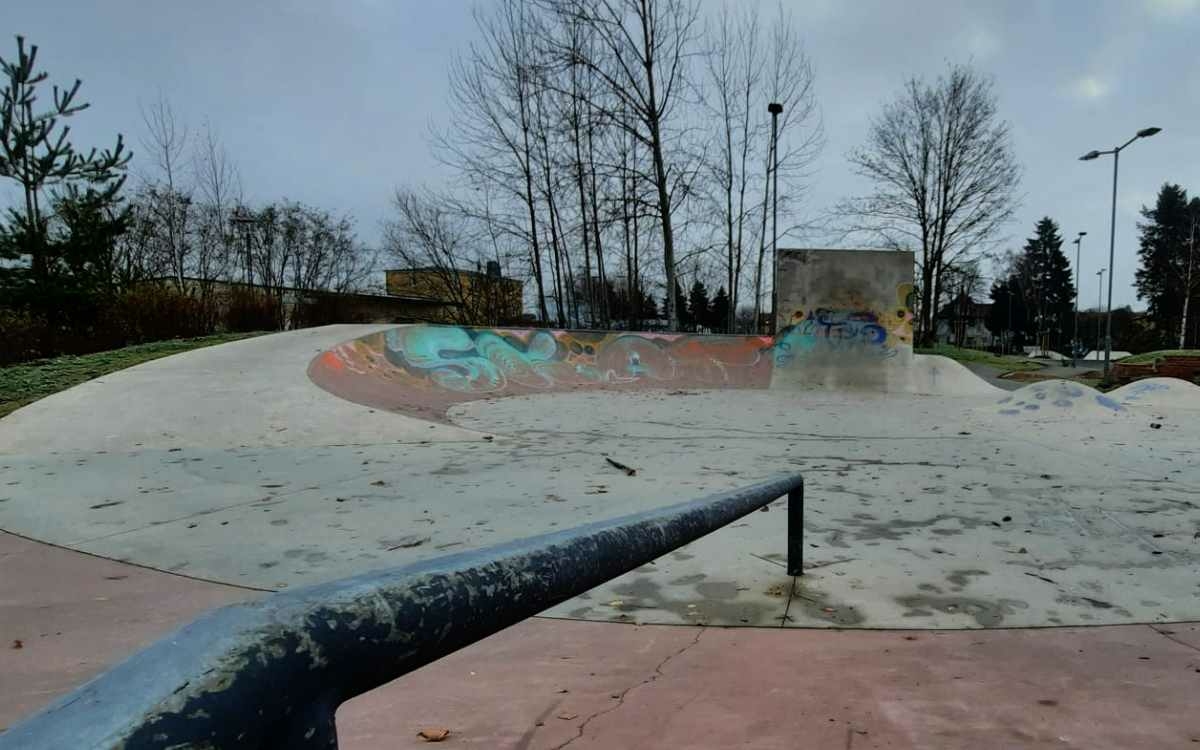 Spielplatz Schanz in Bayreuth/St. Georgen: Zwischen der bestehenden Skateanlage und dem Bahnsteig soll eine bodentiefe Skatebowl in den Boden eingebaut werden. Bild: Jürgen Lenkeit