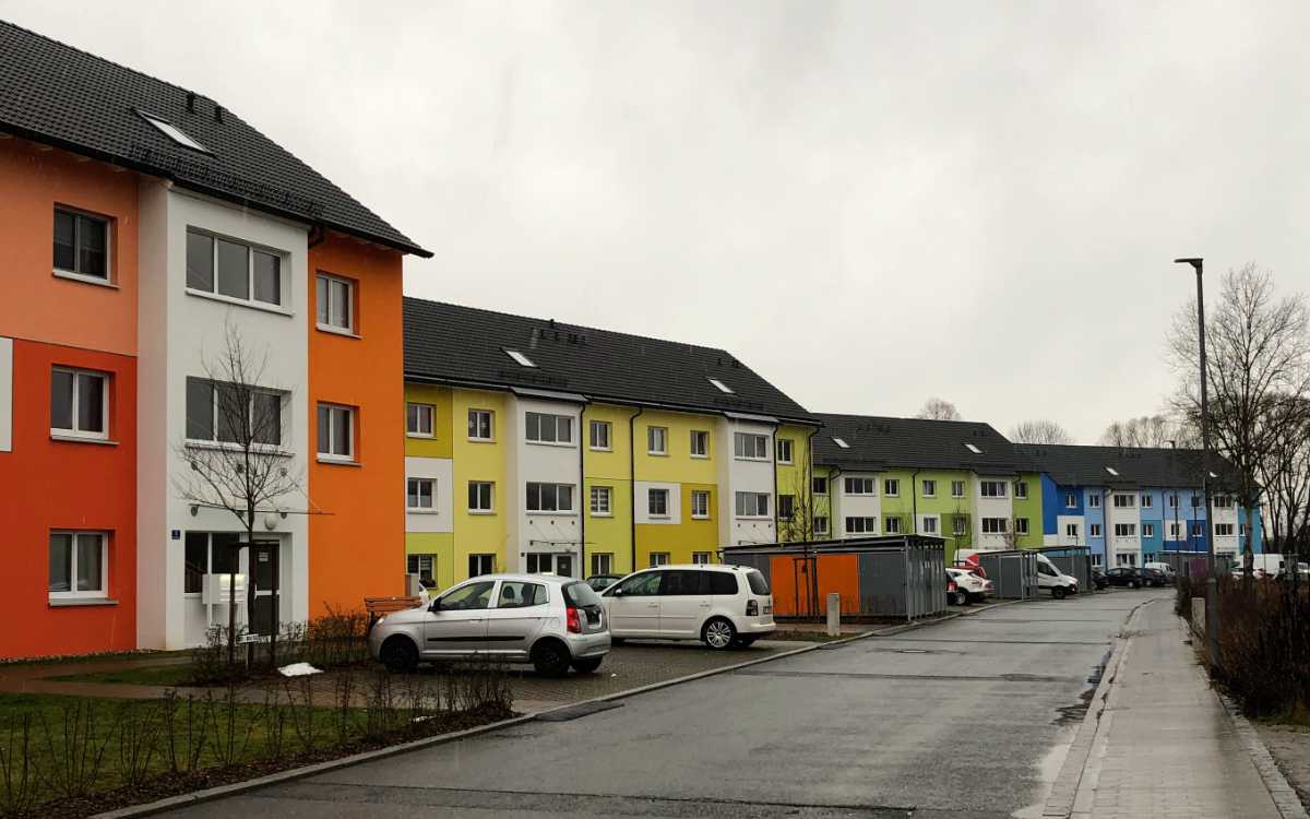 Untere Rotmainaue in Bayreuth: Südlich der Stichstraße hat die GEWOG bereits Mehrfamilienhäuser gebaut. Nördlich zum Roten Main hin sollen weitere folgen. Bild: Jürgen Lenkeit