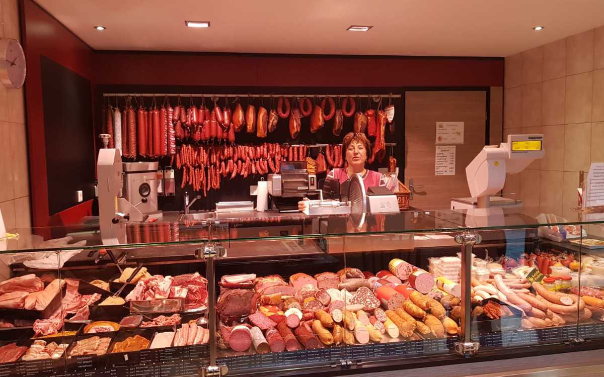 Die Metzgerei Kroder in Betzenstein im Landkreis Bayreuth: Hier gibt es reichlich Fleischprodukte aus eigener Haltung. Bild: Metzgerei Kroder