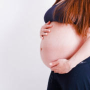 Hebammen in Bayreuth schlagen Alarm: Schwangere haben massive Probleme, eine Geburtshelferin zu finden. Symbolbild: Unsplash/Anna Civolani