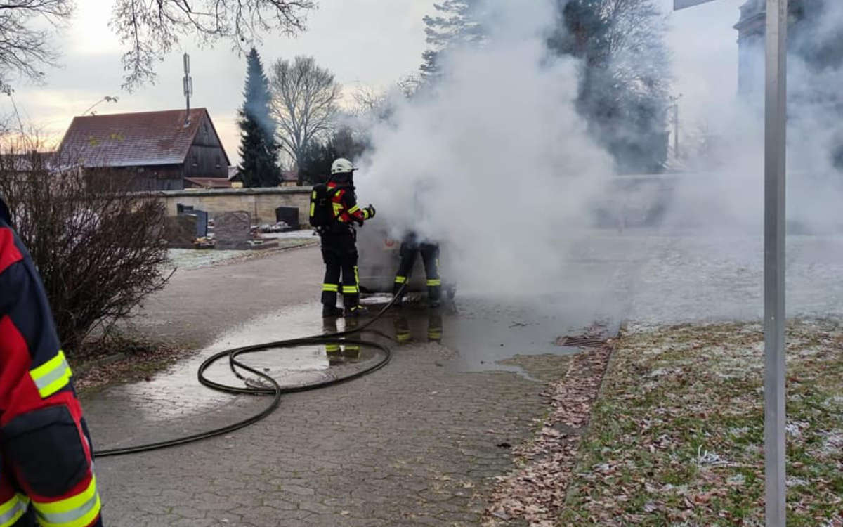 Am Friedhof in Bindlach im Landkreis Bayreuth brannte ein Container. Bild: Feuerwehr Bindlach