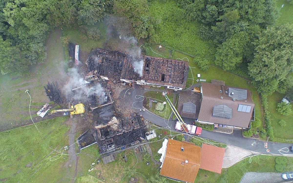 Ein Bauernhof in Leisau brannte dieses Jahr nieder. 300 Kräfte aus dem Landkreis Bayreuth und Kulmbach waren im Einsatz. Bild: Kreisfeuerwehrverband Bayreuth