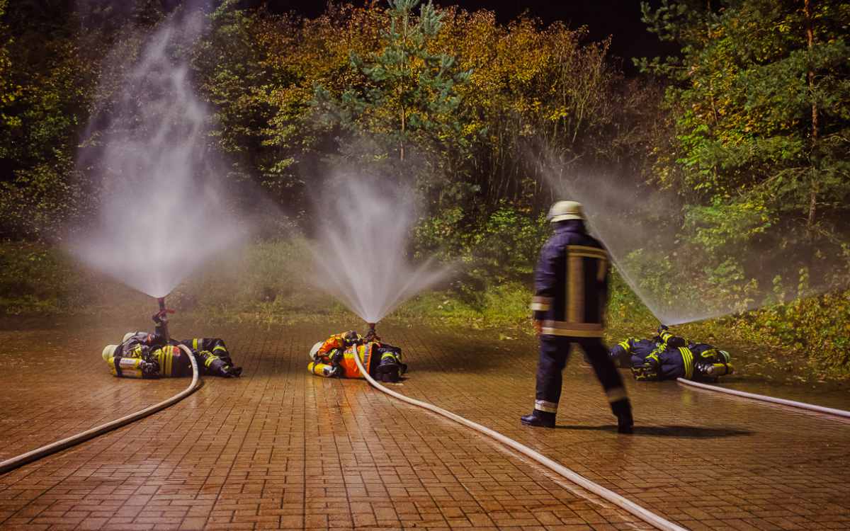 Die Feuerwehr in Pegnitz beim sogenannten Strahlrohrtraining beim Atemschutzlehrgang. Bild: Kreisfeuerwehrverband Bayreuth