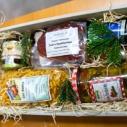 In den Geschenkboxen gibt es viele regionale Produkte aus der Fränkischen Schweiz. Bild: Boxenstopp