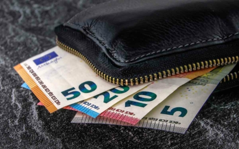 Unbekannte Täter haben in Münchberg mehrere hundert Euro Bargeld erbeutet. Symbolfoto: pixabay