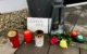 Am 9. Januar 2022 wurde ein Ehepaar in Mistelbach getötet. Nachbarn haben Kerzen vor dem Wohnhaus niedergelegt. Bild: Maximilian Springer