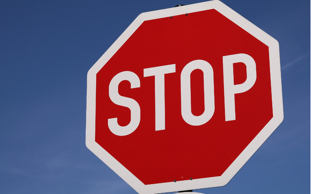 Der Autofahrer übersah das Stopp-Schild und krachte mit dem Kleinbus zusammen. Symbolbild: Pixabay