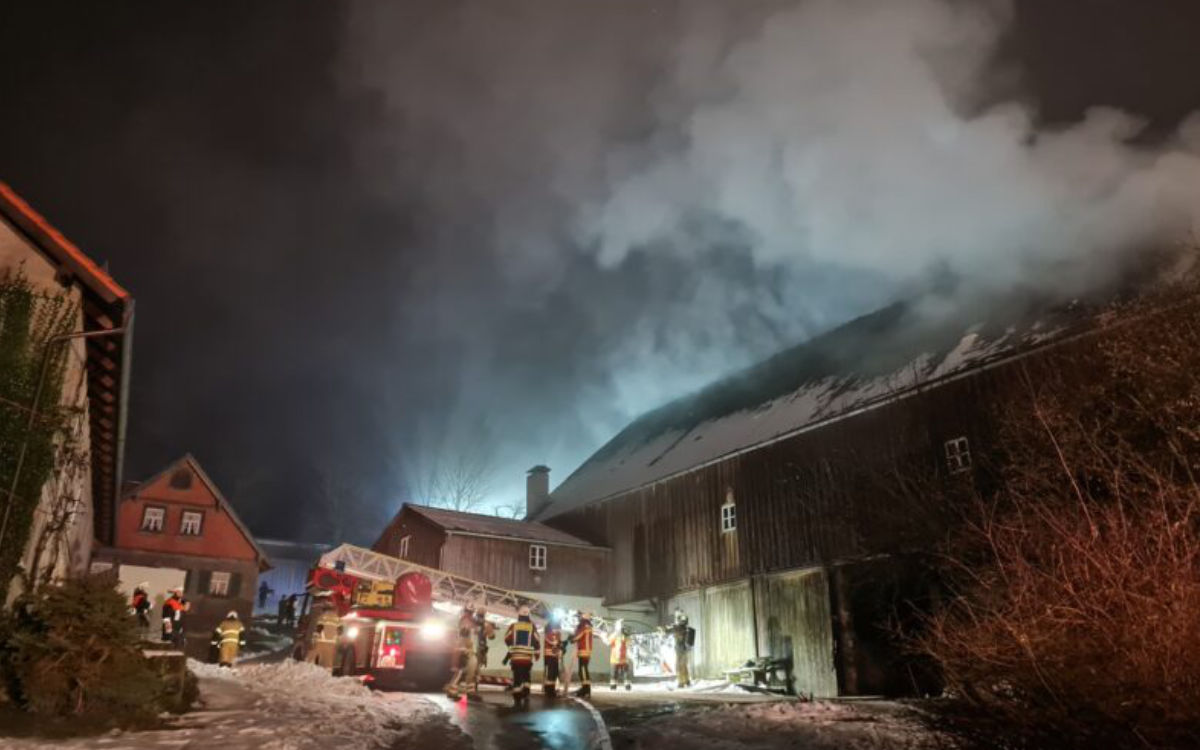 In Neuhof bei Creußen im Landkreis Bayreuth kam es Freitagnacht zu einem Scheunenbrand. Bild: Kreisfeuerwehrverband Bayreuth