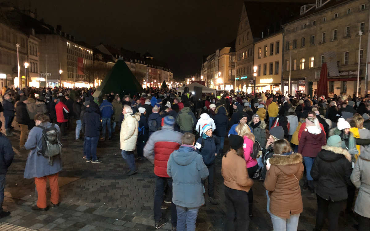 Die Corona-Spaziergänger trafen sich am Montag, 17. Januar 2022, am Neptunbrunnen in Bayreuth zu einer weiteren Demo. Bild: Michael Kind