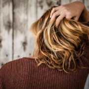 Egal ob Frau oder Mann – schöne und gesunde Haare wünscht sich jeder. Wir verraten Ihnen sechs wichtige Tipps, um Ihre Haare richtig zu pflegen. © unsplash