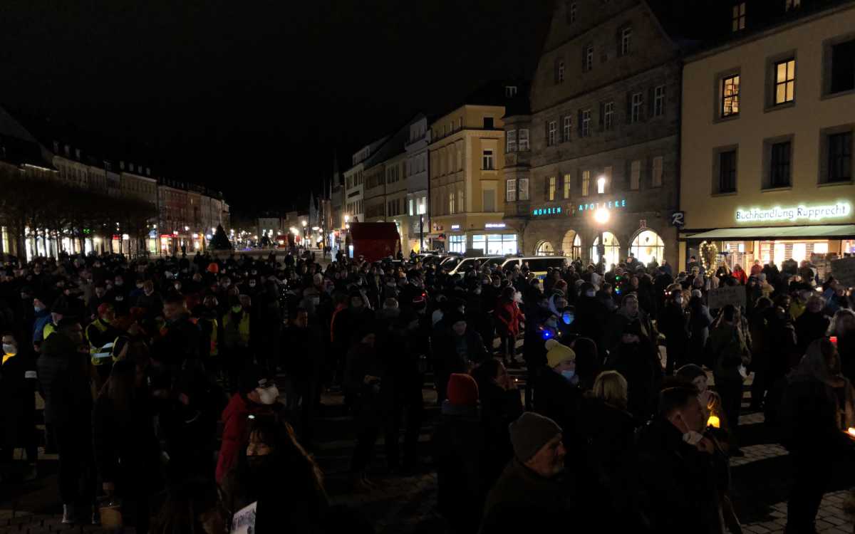 Corona-Demo in Bayreuth am 24. Januar 2022: Es demonstrierten wieder 1.500 Corona-Kritiker und Impfgegner in der Innenstadt. Bild: Jürgen Lenkeit