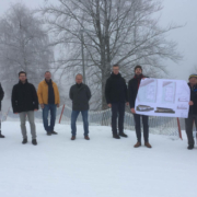 Landrat Florian Wiedemann (rechts) mit Mitgliedern des Zweckverbands zur Förderung des Tourismus und des Wintersports im Fichtelgebirge präsentierten die Pläne für das geplante Sport- und Freizeitzentrum. Bild: Landratsamt Bayreuth