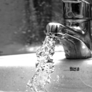 In einer Gemeinde im Landkreis Bayreuth gilt eine Abkochempfehlung für Leitungswasser. Bild: Unsplash / Tosab Photography)