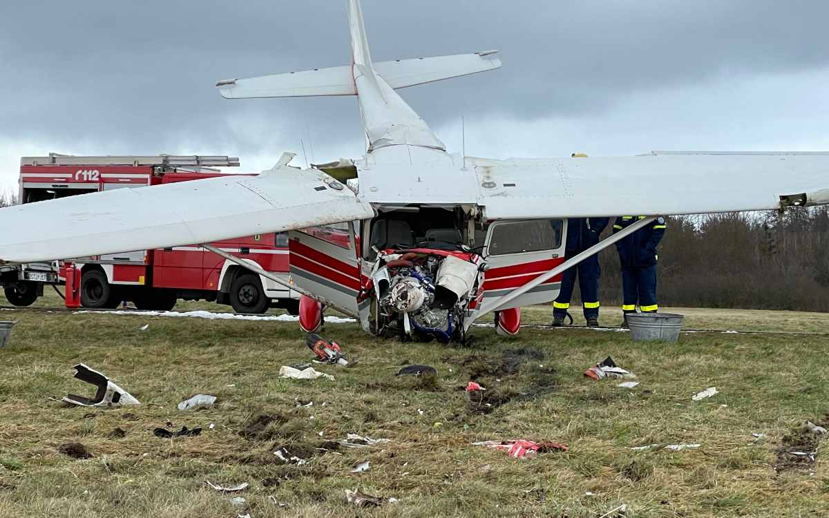 In Coburg in Oberfranken ist am Freitag, 28.01.2022 ein Flugzeug abgestürzt. Eine Person starb nach dem Unfall in der Notaufnahme. Bild: NEWS5/Ittig