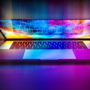 Wer auf der Suche nach einem neuen Computer ist, steht vor der Entscheidung: Desktop PC oder Laptop? (©JoshuaWoroniecki / pixabay)