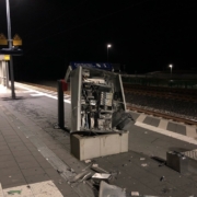 In Rattelsdorf (Landkreis Bamberg) wurde in der Nacht zum 31. Januar 2022 ein Fahrkartenautomat gesprengt. Foto: Bayerisches Landeskriminalamt