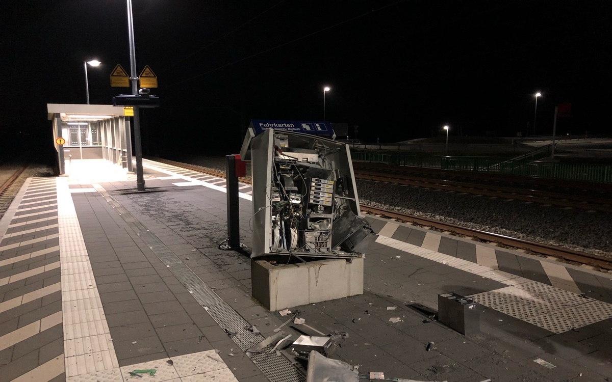 In Rattelsdorf (Landkreis Bamberg) wurde in der Nacht zum 31. Januar 2022 ein Fahrkartenautomat gesprengt. Foto: Bayerisches Landeskriminalamt