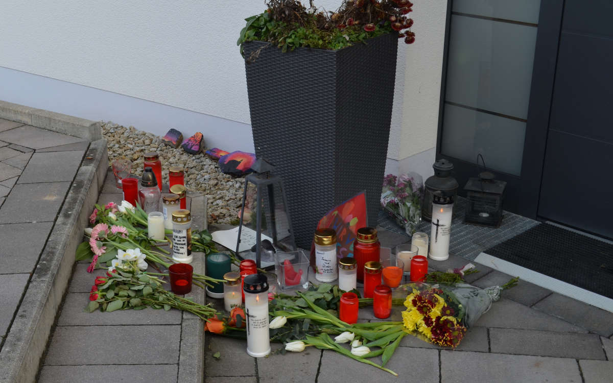 Getöteter Kinderarzt aus Mistelbach: Nachbarn gedenken des getöteten Ehepaars vor deren Haustür. Bild: Maximilian Springer