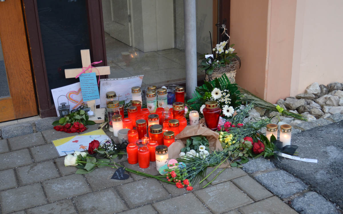Getöteter Kinderarzt aus Mistelbach: Vor seiner Praxis in Neudrossenfeld haben viele Menschen Blumen und Kerzen niedergelegt. Bild: Maximilian Springer