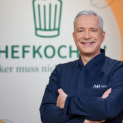 Der berühmte TV-Koch und Gastronom, Alexander Herrmann, bekommt auf dem Stadtfest in Rehau einen besonderen Preis verliehen. Foto: RTL / Markus Hertrich