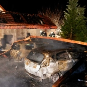 In Meeder (Landkreis Coburg) brannten am 6. Februar 2022 ein Carport und zwei Autos lichterloh. Bild: News5/Ittig