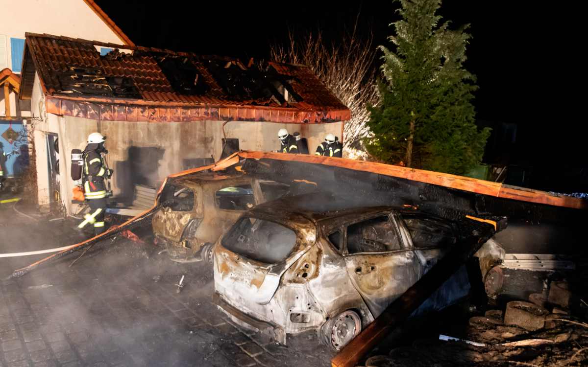 In Meeder (Landkreis Coburg) brannten am 6. Februar 2022 ein Carport und zwei Autos lichterloh. Bild: News5/Ittig