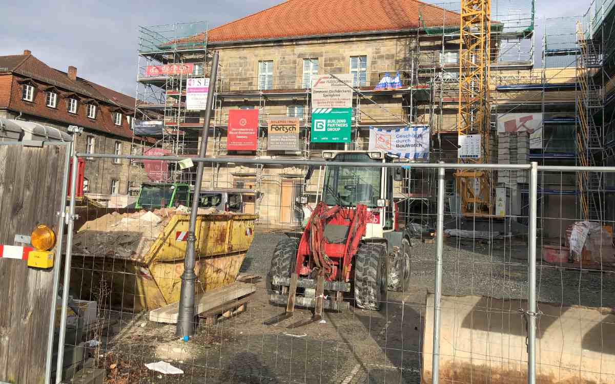Die Baustelle am Friedrichsforum in Bayreuth: 2023 soll sie fertiggestellt sein - aber zu welchen Kosten? Archivbild: Michael Kind