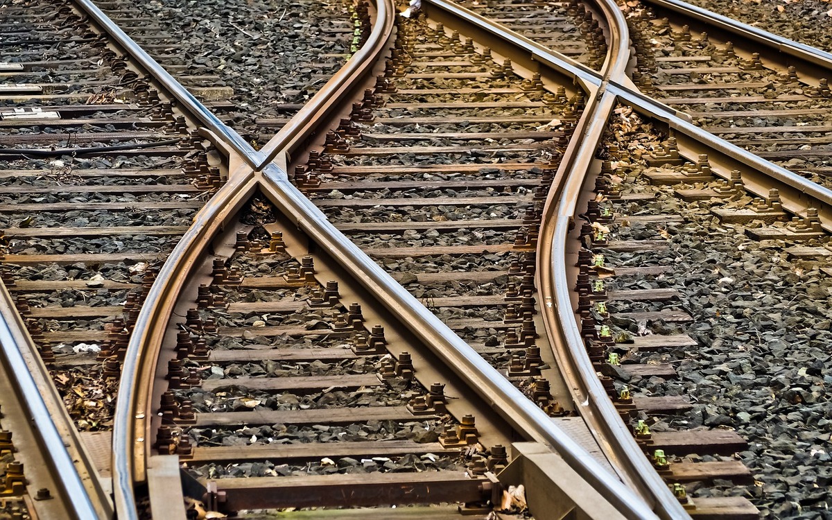 Randalierer haben den Zugverkehr in Creußen gefährdet. Symbolbild: Pixabay