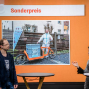 Oliver Sablowski aus Bayreuth bekommt einen Sonderpreis für seine mobile Corona-Teststation. Foto: Deutscher Fahrradpreis / Erdmann