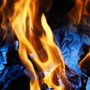 Im Bayreuther Ortsteil Laineck geriet ein Feuer außer Kontrolle. Symbolbild: pixabay
