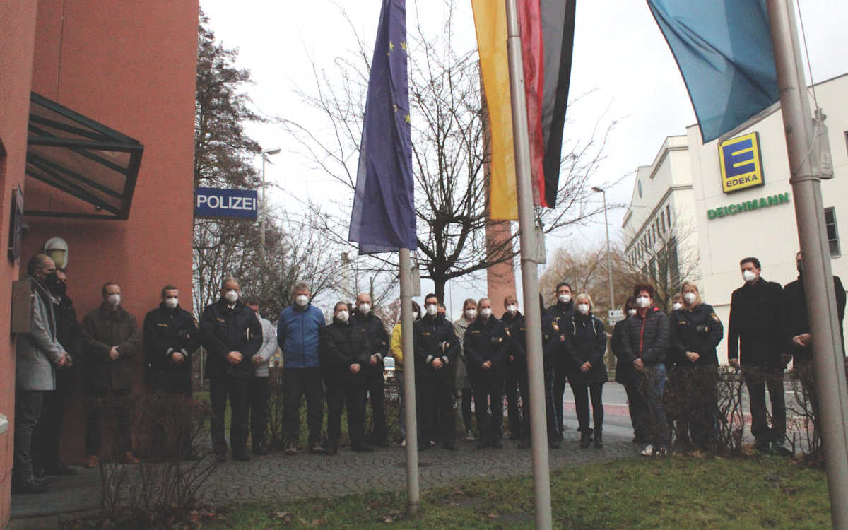 Die Polizeiinspektion Kulmbach gedenkt ihren getöteten Kollegen aus Kusel mit einer Schweigeminute. Foto: Polizeiinspektion Kulmbach