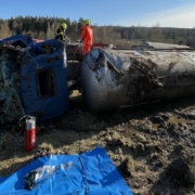 Bei einem Lkw-Unfall in Oberfranken überschlug sich ein Güllelaster und verlor Teile seiner Ladung. Eine Person wurde mittelschwer verletzt. Foto: News5/Ittig