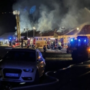 In Oberhaid im Landkreis Bamberg ist es am späten Samstagabend (26.03.2022) zu einem Großbrand im Vereinsheimes des 1. FC Oberhaid gekommen. Foto: NEWS5/Merzbach