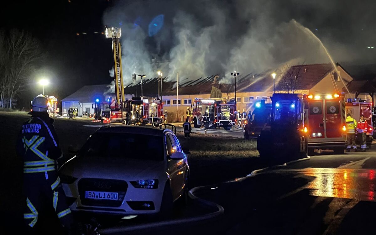 In Oberhaid im Landkreis Bamberg ist es am späten Samstagabend (26.03.2022) zu einem Großbrand im Vereinsheimes des 1. FC Oberhaid gekommen. Foto: NEWS5/Merzbach