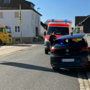 Bei einem Unfall mit seinem Elektroauto wurde ein Mann in Coburg verletzt. Der entstandene Schaden beläuft sich auf mindestens 20.000 Euro., Foto: Polizeiinspektion Coburg