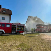Bei einem Feuer in Ramsenthal in Bindlach verlor am 20. März 2022 eine Familie aus dem Kreis Bayreuth ihr Hab und Gut. Ihr lokaler Sportverein hat nun eine Spendenaktion für sie gestartet. Foto: Feuerwehr Bindlach