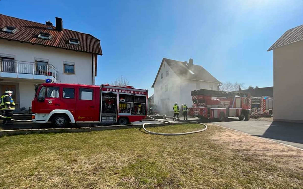 Bei einem Feuer in Ramsenthal in Bindlach verlor am 20. März 2022 eine Familie aus dem Kreis Bayreuth ihr Hab und Gut. Ihr lokaler Sportverein hat nun eine Spendenaktion für sie gestartet. Foto: Feuerwehr Bindlach
