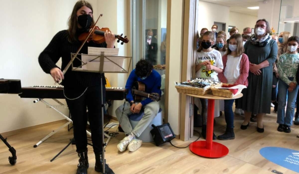 Schüler des Markgräfin-Wilhelmine-Gymnasiums untermalten die Praxiseinweihung musikalisch. Bild: Jürgen Lenkeit