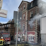 Bei einem Gebäudebrand in Neustadt bei Coburg wurde eine 81-Jährige schwer verletzt. Foto: NEWS5/Ittig
