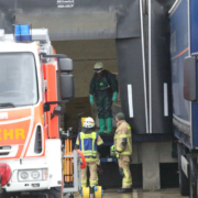 In Hof in Oberfranken kam es am Mittwochmorgen zu einem Gefahrgutunfall. Dabei sind chemische Flüssigkeiten ausgetreten. Bild: News5/Fricke