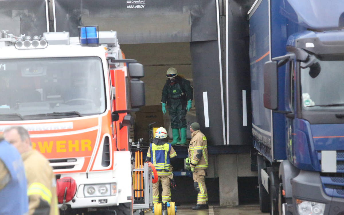 In Hof in Oberfranken kam es am Mittwochmorgen zu einem Gefahrgutunfall. Dabei sind chemische Flüssigkeiten ausgetreten. Bild: News5/Fricke