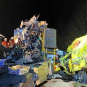 Bei einem schweren Verkehrsunfall auf der A9 zwischen Allersberg und Feucht kamen zwei Menschen ums Leben. Bild: News5/Bauernfeind