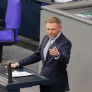 Bundesfinanzminister Christian Lindner (FDP) plant, eine Steuersenkung auf Kraftstoffe in Deutschland einzuführen. Foto: pixabay